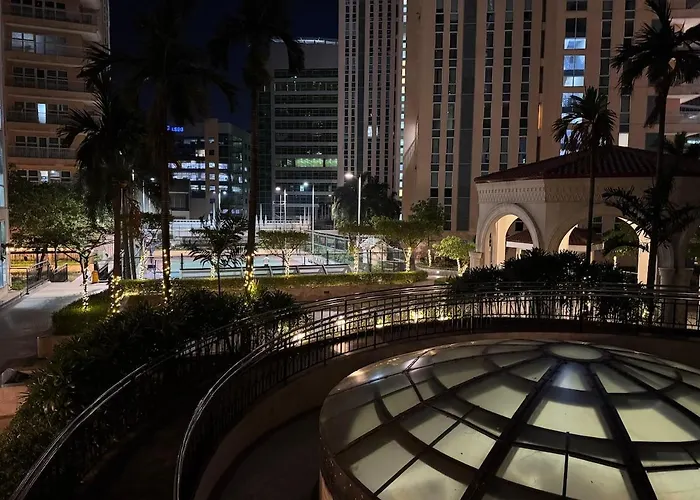 Venice Luxury Residences With Balcony Pool And Netflix Near Bgc Apartment