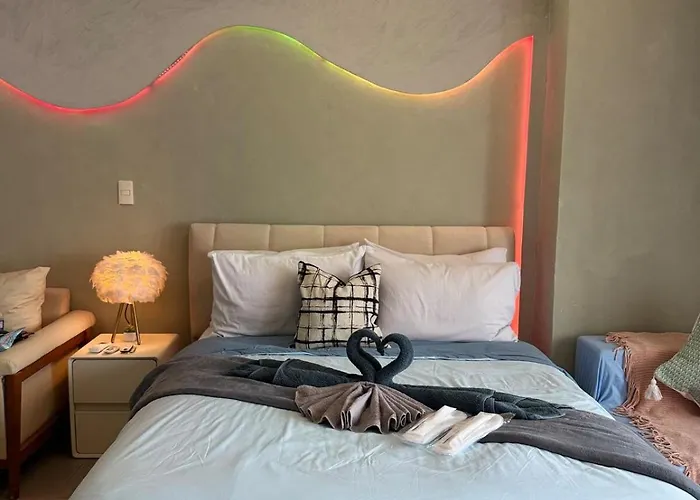 Venice Luxury Residences With Balcony Pool And Netflix Near Bgc Apartment *